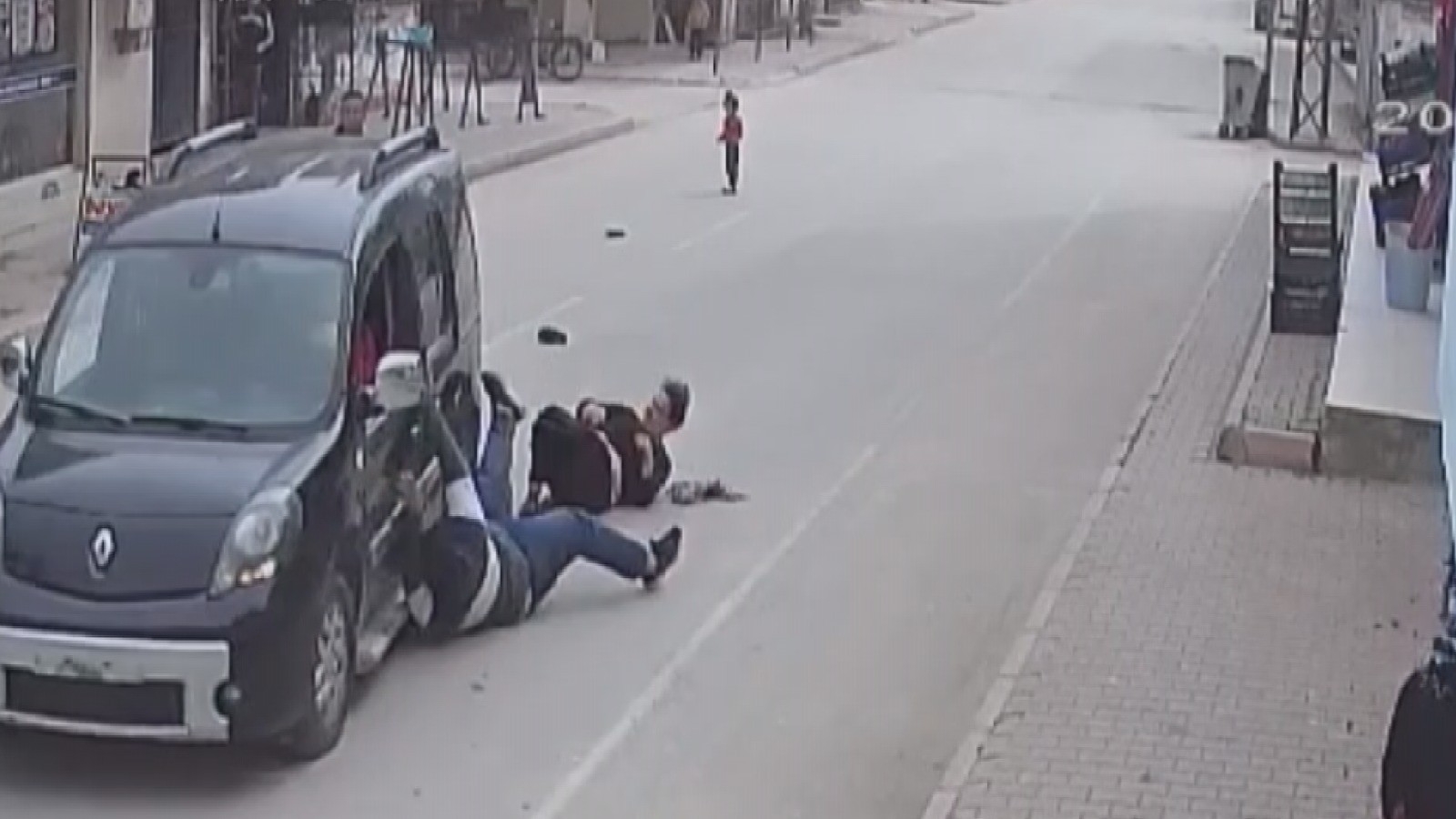 Kapkaççının 2 kişiyi metrelerce sürüklediği anlar kamerada