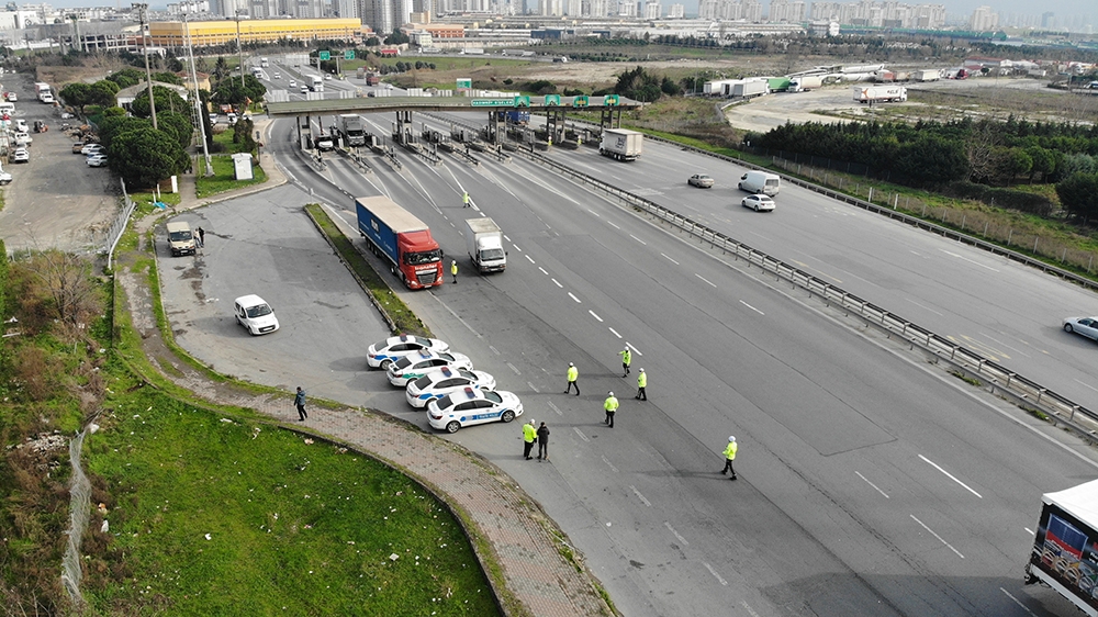 Kar alarmı verilmişti, polislerin kış lastiği denetimi havadan görüntülendi