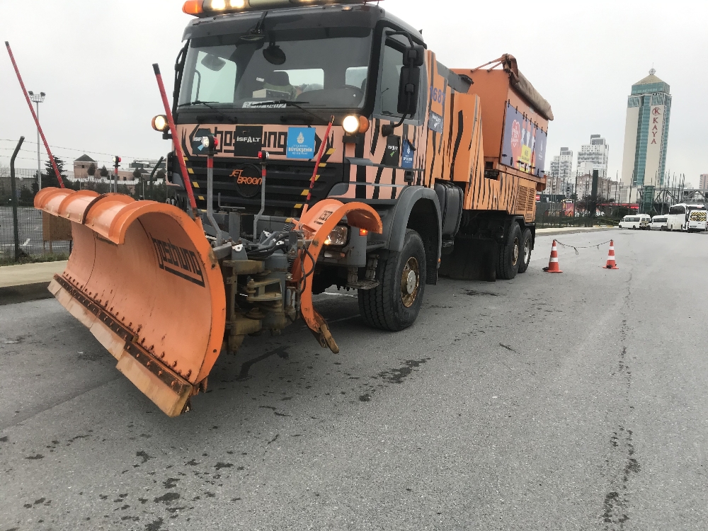 Kar alarmının ardından küreme araçları yollara indi