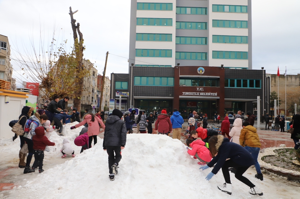 Kar görmeyen çocuklar için kamyon kamyon kar getirdiler