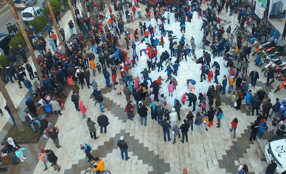 Kar Görmeyen Çocuklar İçin Kamyonlarla Kar Getirildi