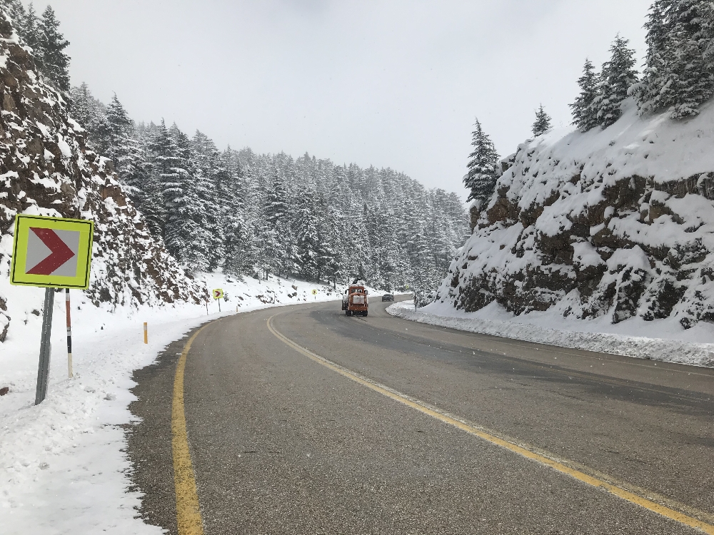 Kar kalınlığının 1 metreye ulaştığı Antalya-Konya karayolunda kartpostallık görüntüler