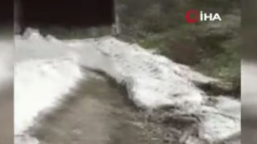 Kar kalınlığının 4 metreyi bulduğu yayla yolu açıldı