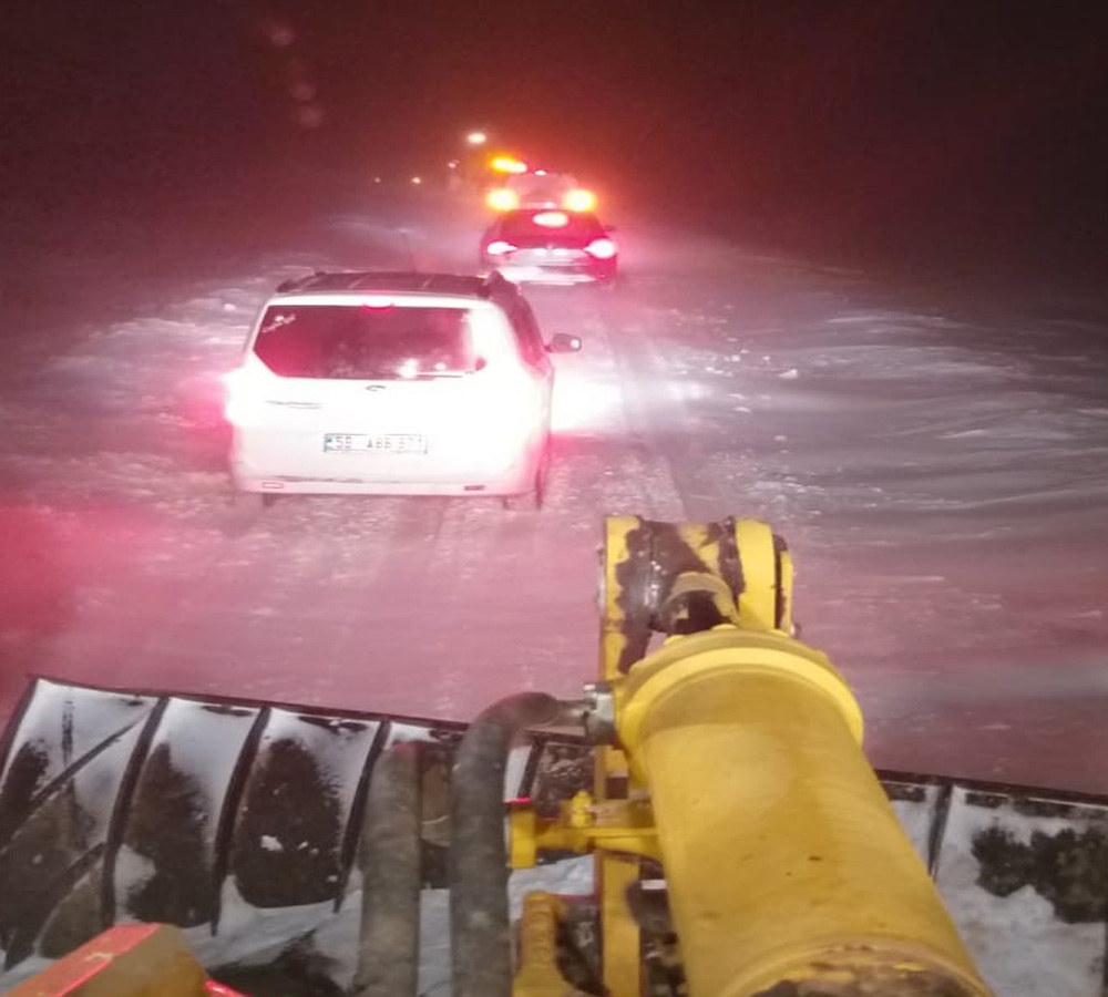 Kar sürgününe yakalanan köylüleri özel idare ekipleri kurtardı