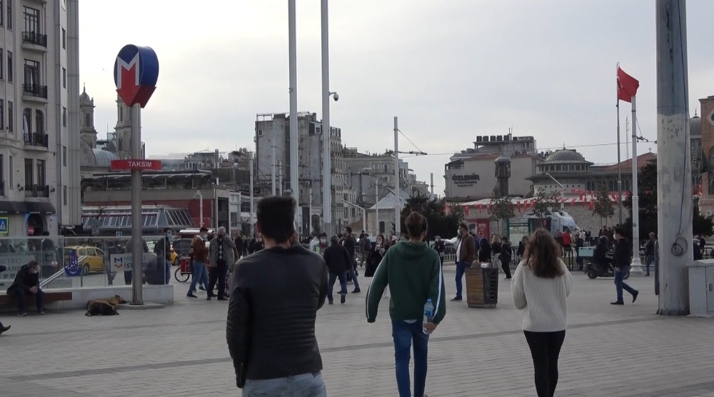 Kar uyarılarının ardından vatandaşlar bahar havasının tadını dışarıda çıkardı