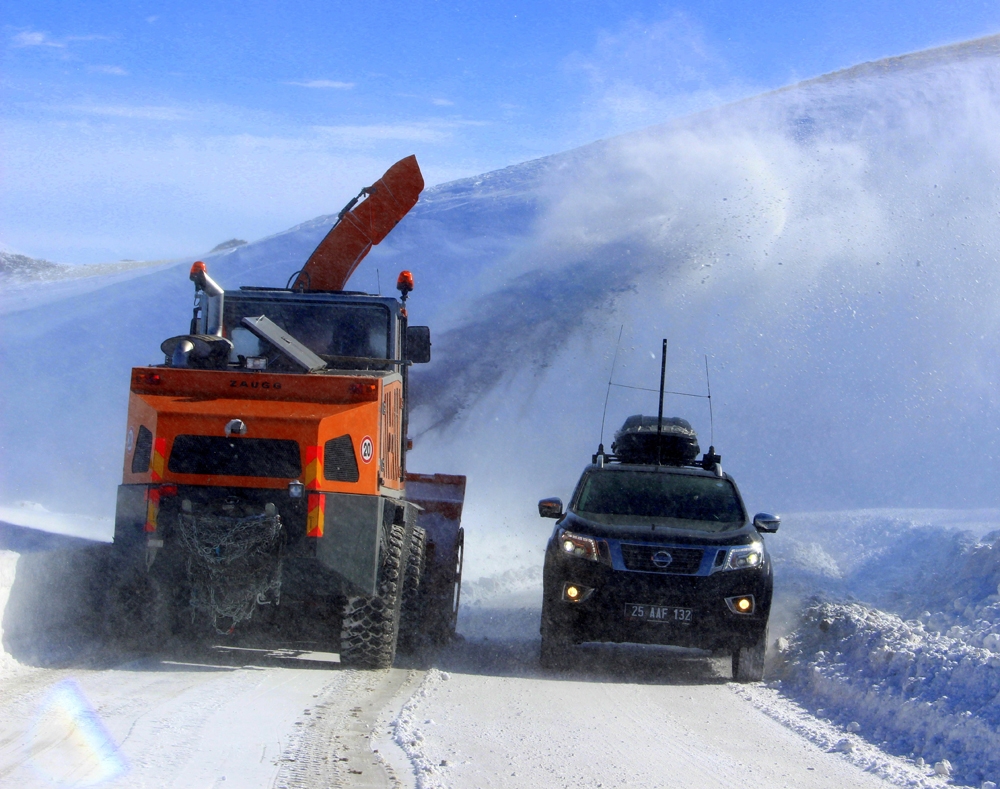 Kar ve tipi yolları kapattı, hayat durma noktasına geldi