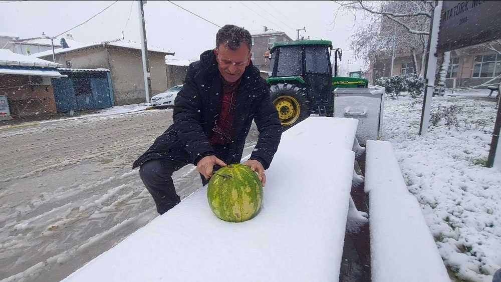 Kar yağarken karpuz kestiler