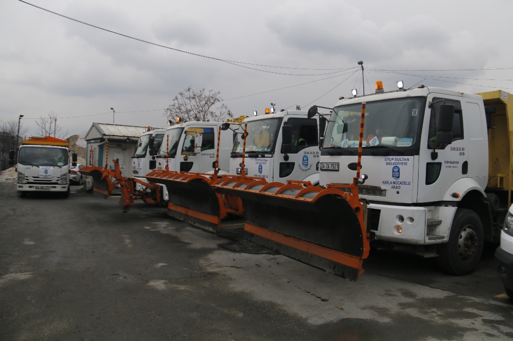 Kar yağışı İstanbul’a giriş yaptı, ekipler alarm durumuna geçti