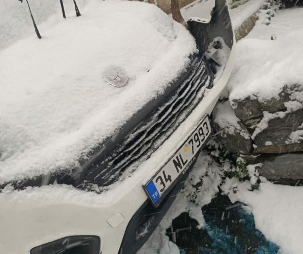 Kar yağışı nedeniyle kayganlaşan yolda 6 araca çarptı