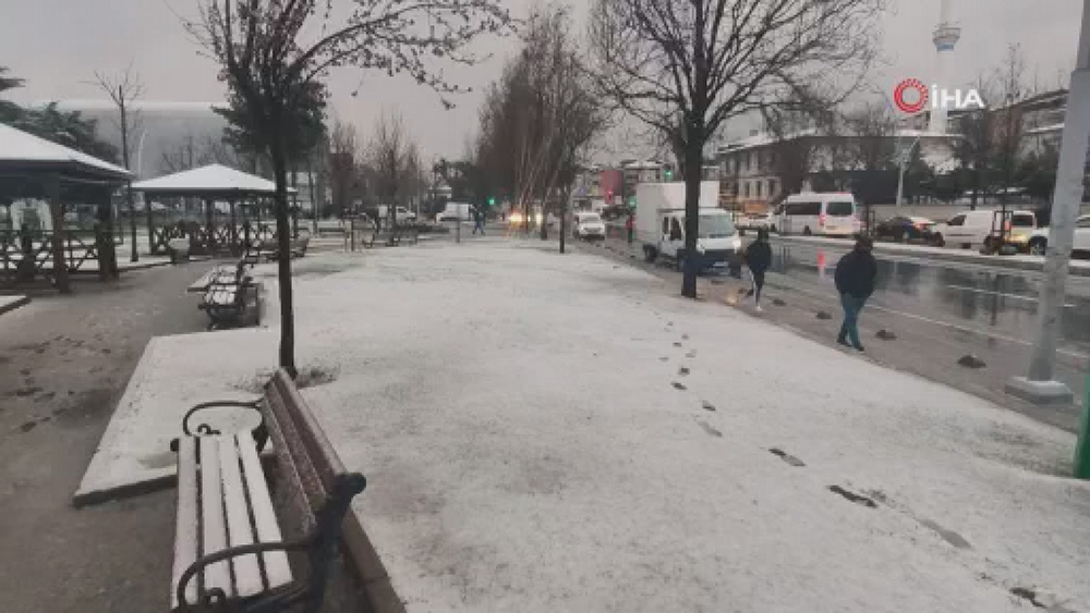 Kar yağışı Sultangazi’yi beyaza bürüdü.