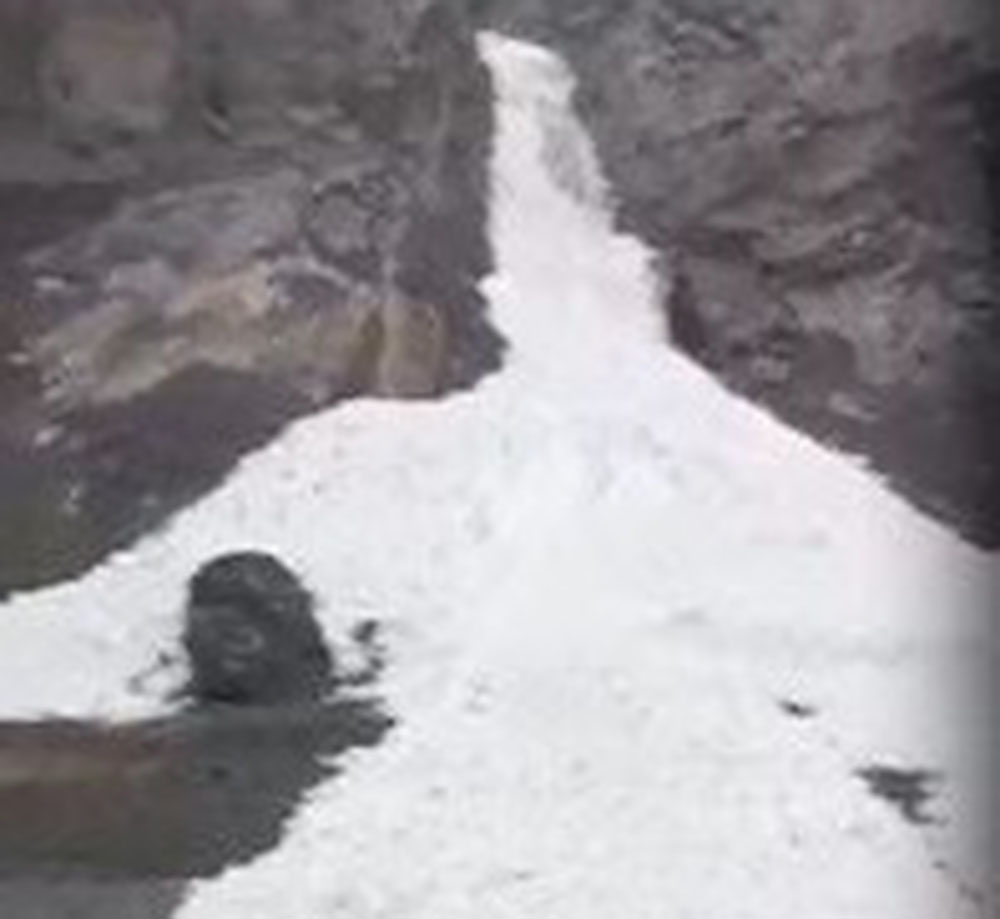 Kara yoluna düşen çığ böyle görüntülendi