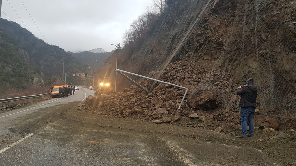 Karabük - Zonguldak karayolunda heyelan