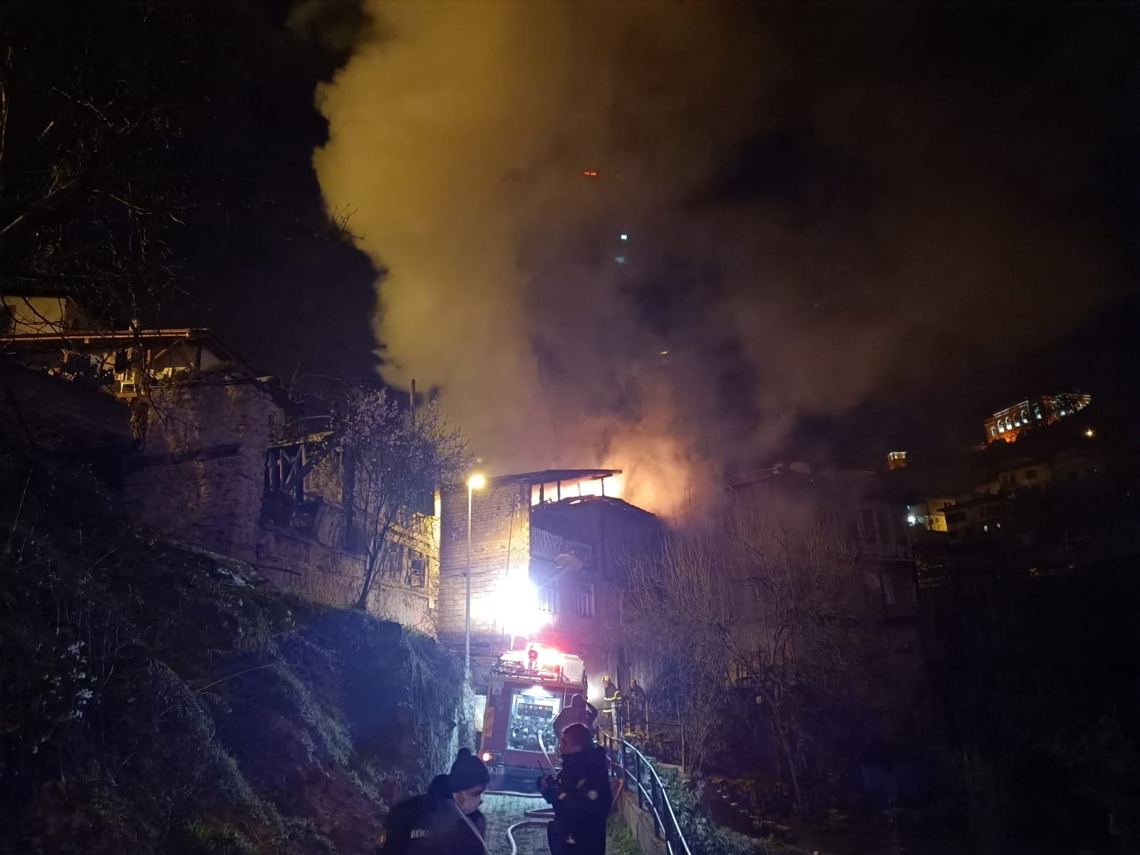 Karabük’de iki katlı ahşap evde çıkan yangın tarihi evlere sıçramadan söndürüldü
