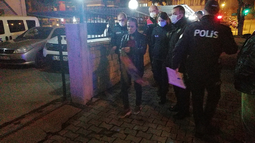 Karakolda maske takmamak için dakikalarca polise direnen kadın ekiplere zor anlar yaşattı