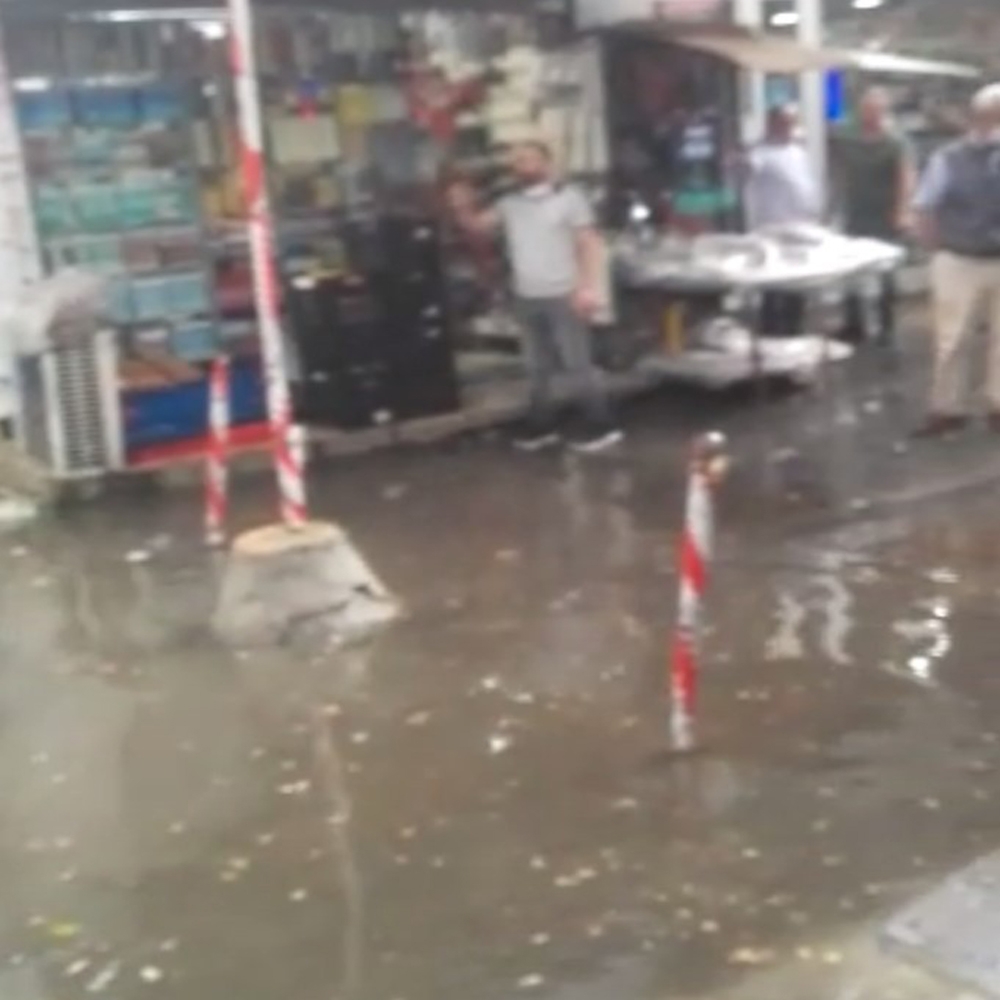 Karaköy Perşembe Pazarı’nı su bastı