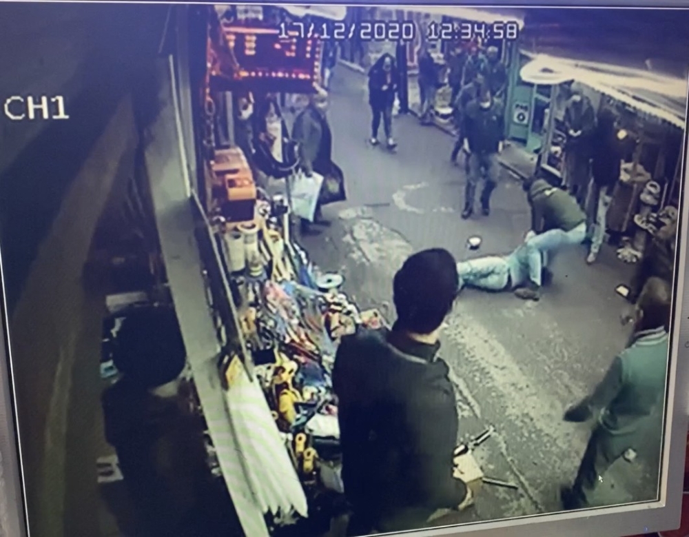 Karaköy’de kapkaççıyı esnaf yakaladı... o anlar kamerada