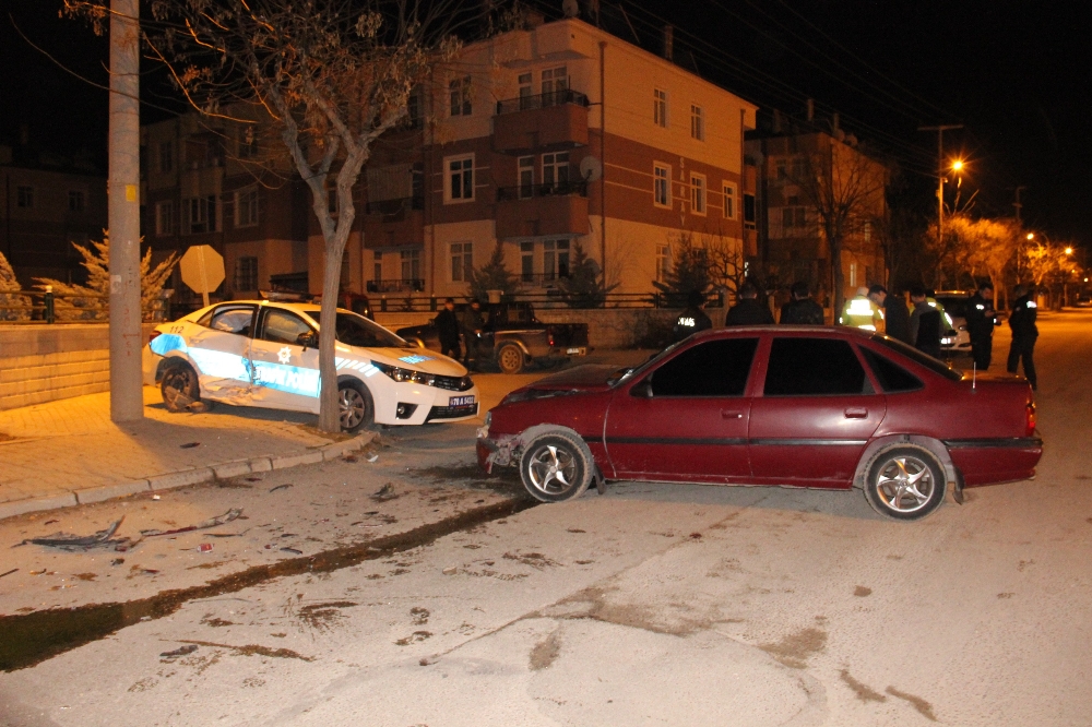 Karaman’da otomobil, polis aracıyla çarpıştı: 3’ü polis 4 yaralı