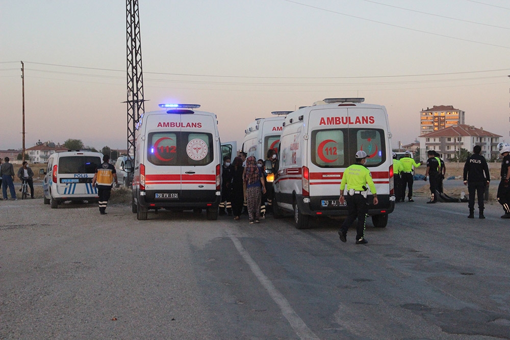 Karaman’da tarım işçilerini taşıyan minibüs ile otomobil çarpıştı: 13 yaralı