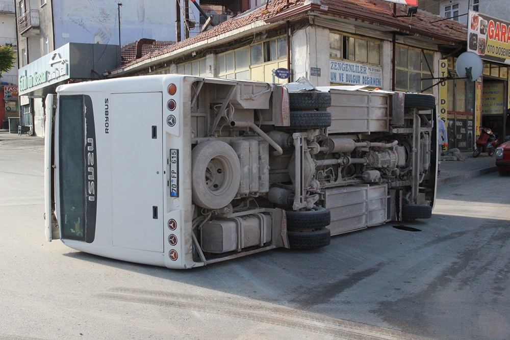 Karaman’da ticari taksiyle çarpışan işçi servisi devrildi: 11 yaralı