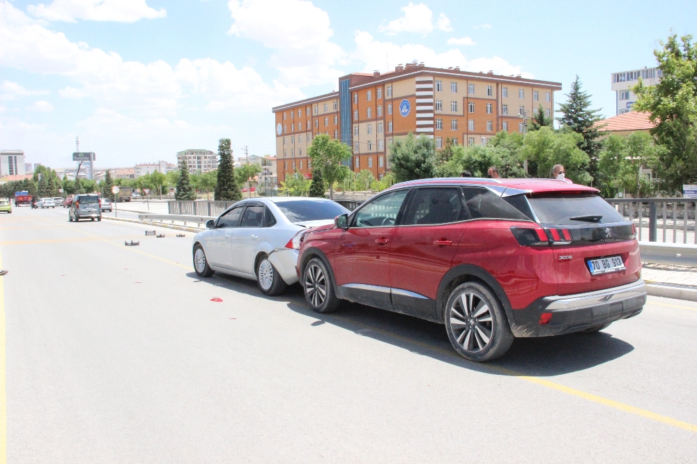 Karaman’da yola düşen plastik kasalar kazaya yol açtı
