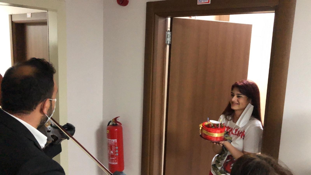 Karantinada doğum günü kutlanan Ece gözyaşlarını tutamadı