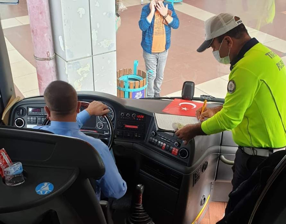Karantinada olmaları gerekiyordu, direksiyon başında yakalandılar