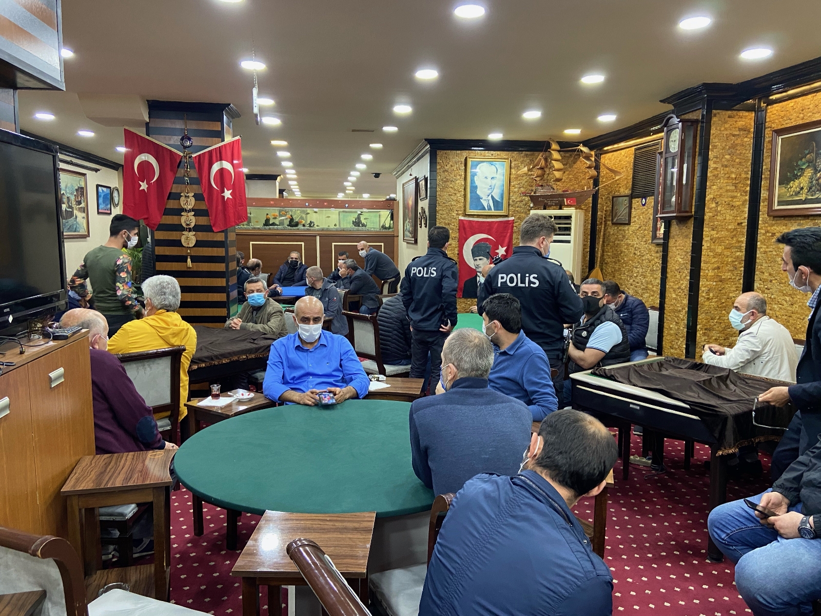 Karantinada olması gerekirken okey masasında yakalandı
