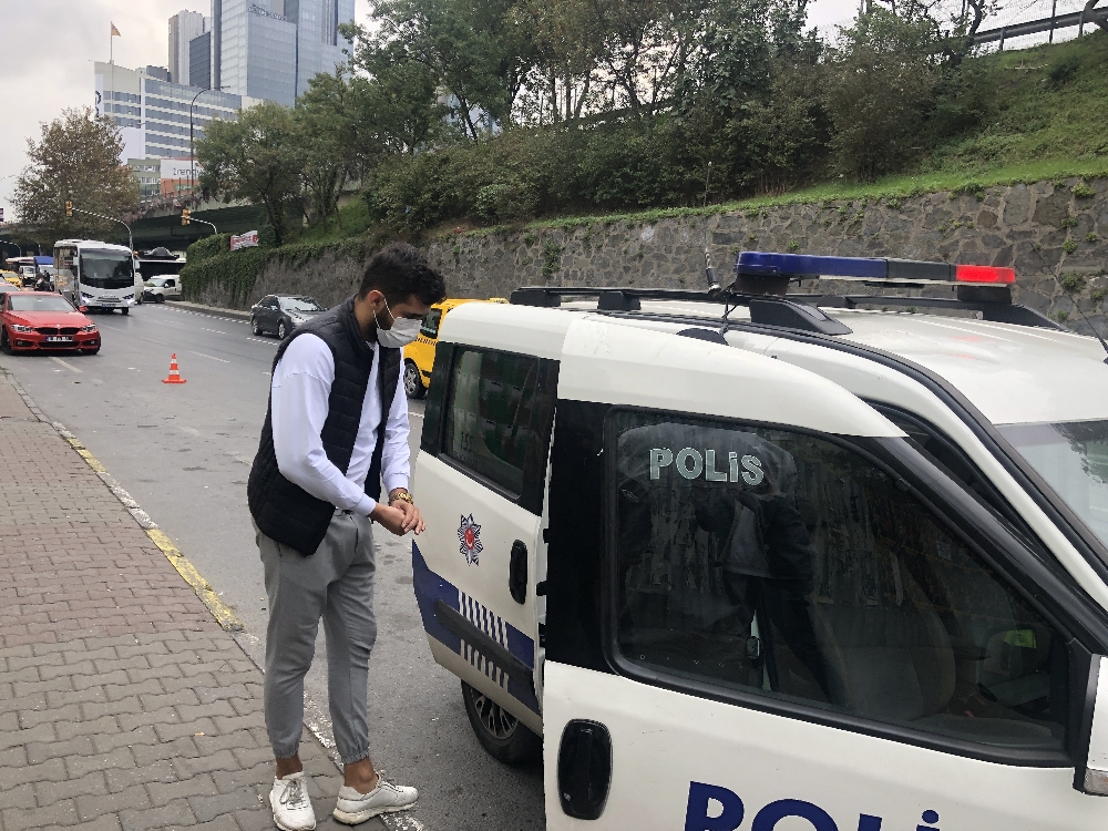 Karantinada olması gerekiyordu denetim yapan trafik polisine yakalandı