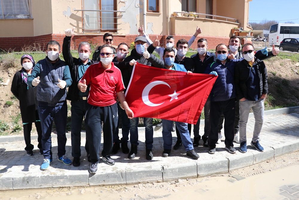 Karantinadan çıkan vatandaşlar Türk bayrağı açarak veda etti