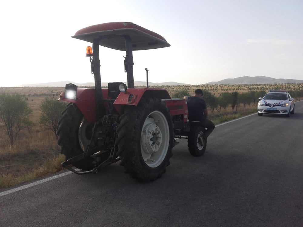 Karantinadan kaçan şahıs traktörle seyahat ederken yakalandı