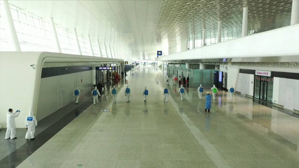 Karantinanın sona ereceği Wuhan’da havaalanı dezenfekte ediliyor