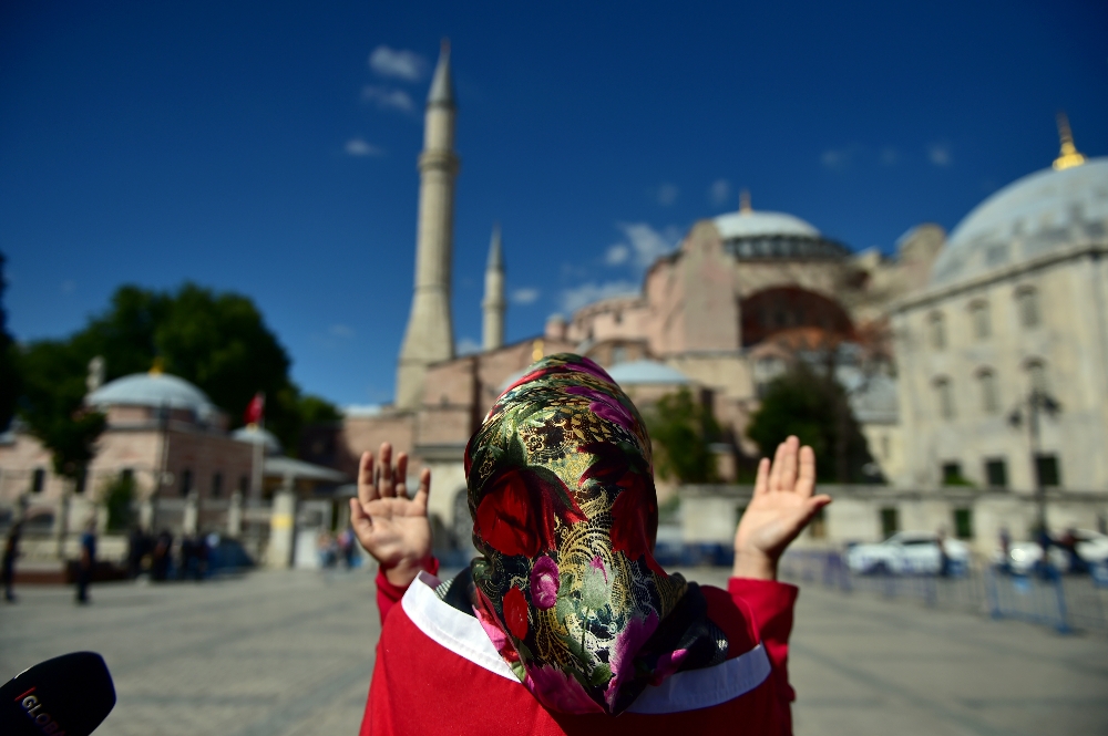 Karar sonrası Ayasofya’da dua ettiler