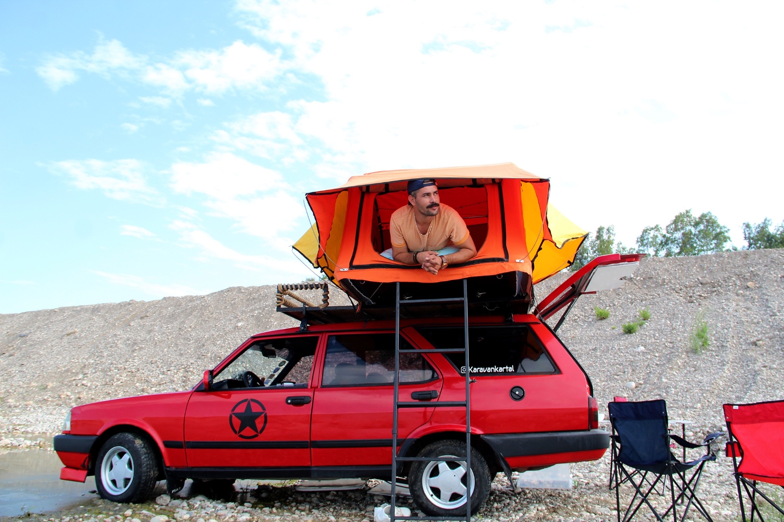 Karavana gücü yetmeyince binek otomobilini karavana çevirdi