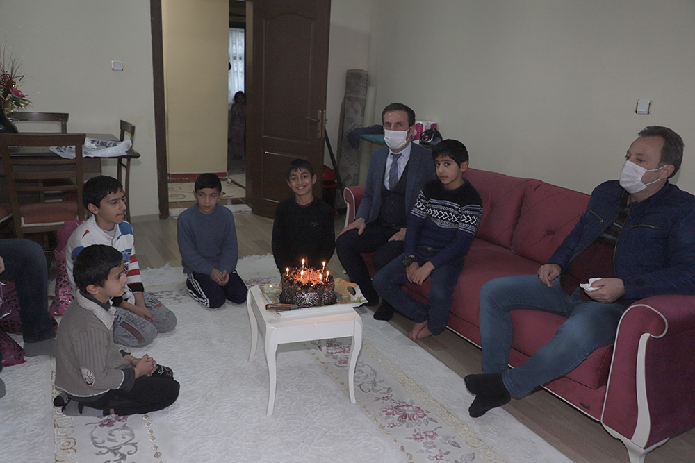 Kardan pastayla doğum günü kutlanan çocuğa valilikten sürpriz