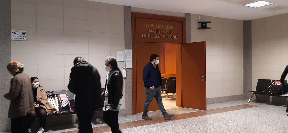 Kardeşini tinerle yakan sanığın yargılanmasına devam edildi