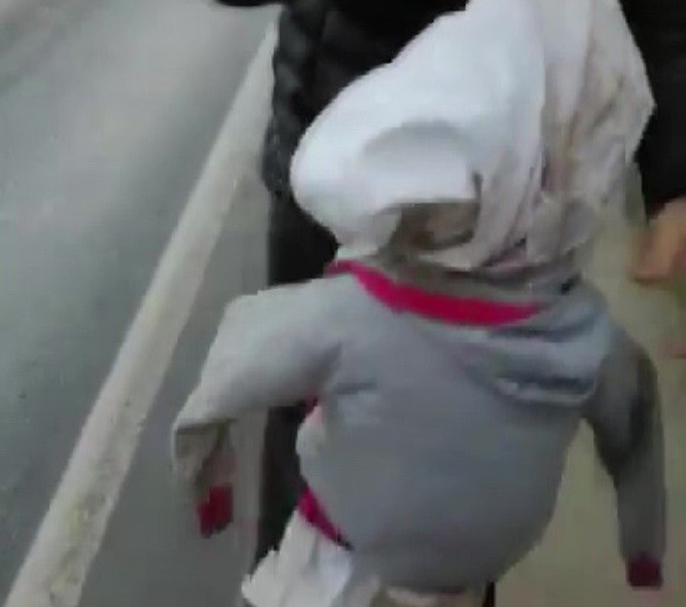 ’Kardeşler aç abi’ pankartıyla dilenen kadının kucağından bez bebek çıktı