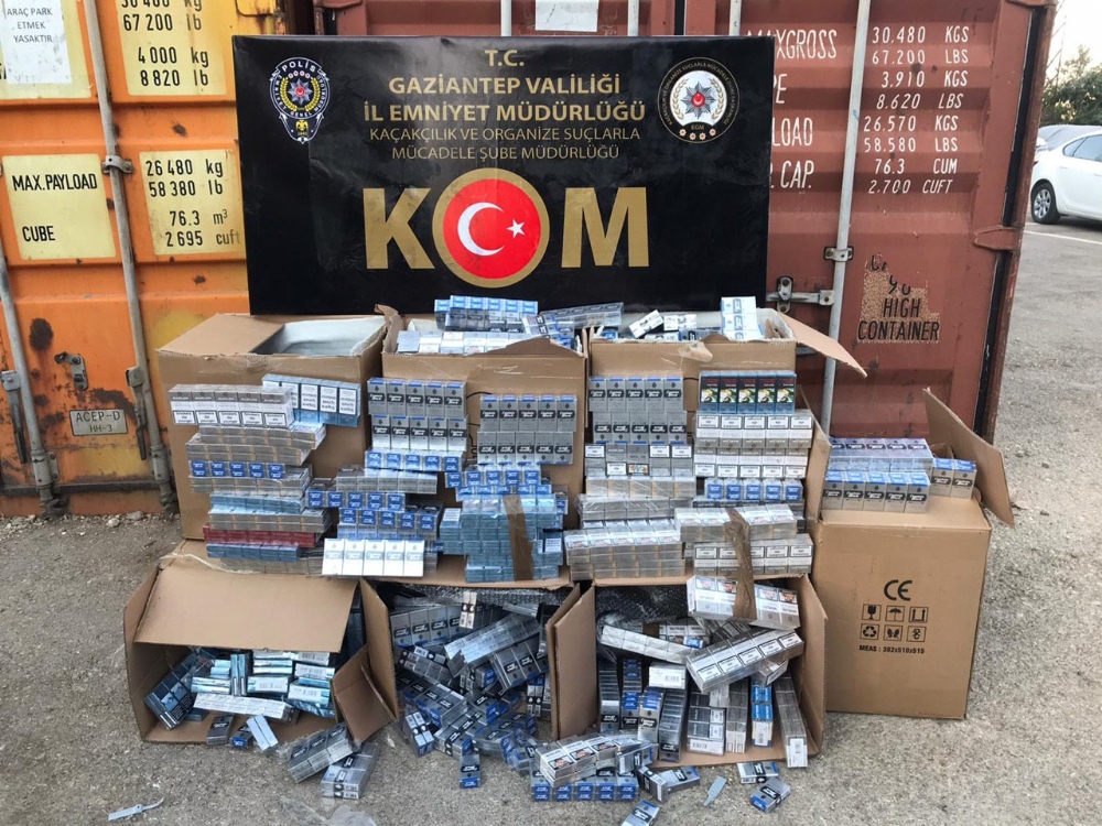 Kargo aktarım merkezinde 4 bin 300 paket kaçak sigara ele geçirildi