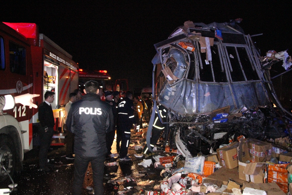 Kargo Kamyonu İle Otobüs Çarpıştı; 2 Ölü 26 Yaralı