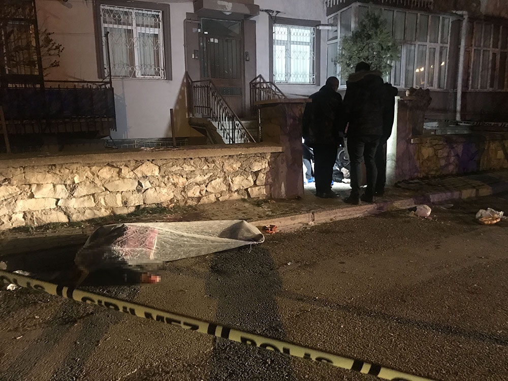 Karı koca evlerinin girişinde öldürüldü