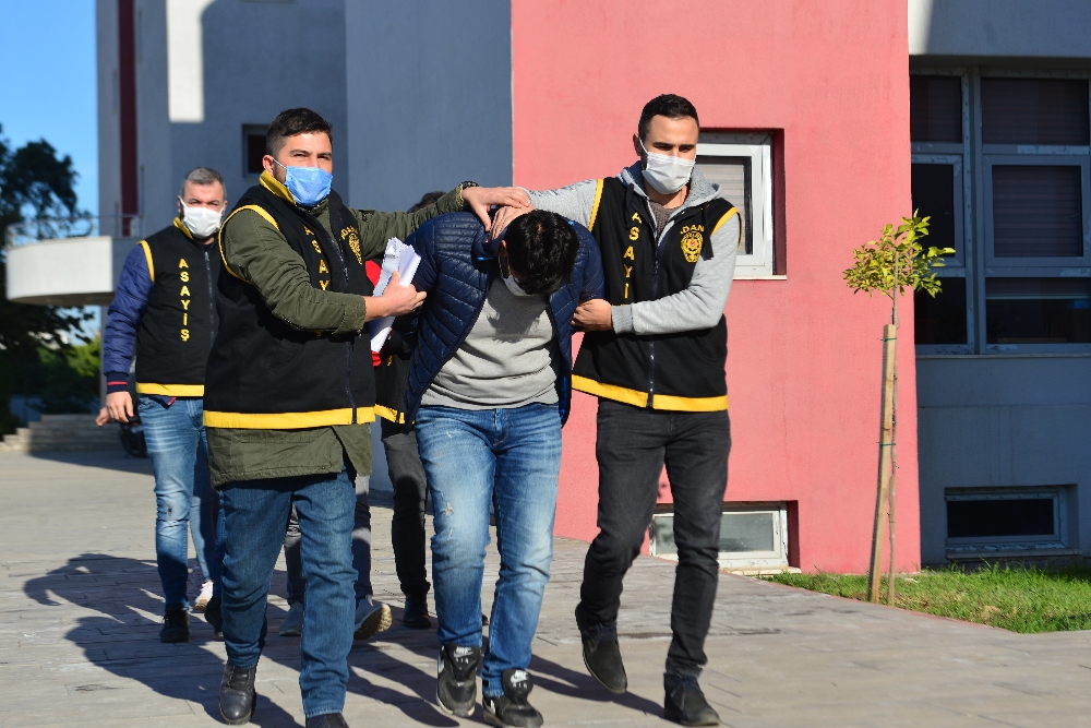 Karı koca ve kız kardeş, çiftçinin çıplak videosunu çekip şantaj yaptı