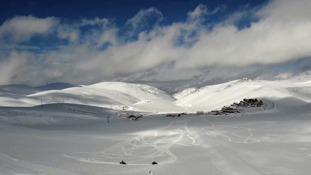 Karlı dağda kartpostallık görüntüler