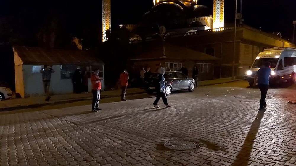 Karlıova’daki deprem paniğe neden oldu