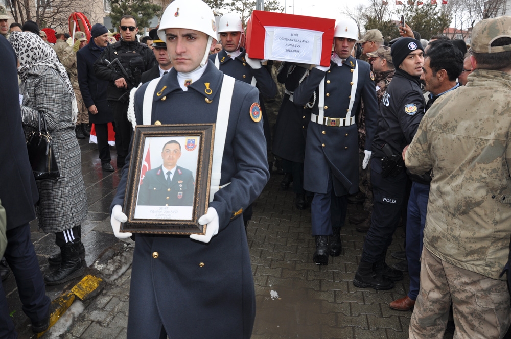 Kars şehidi gözyaşları arasında toprağa verildi