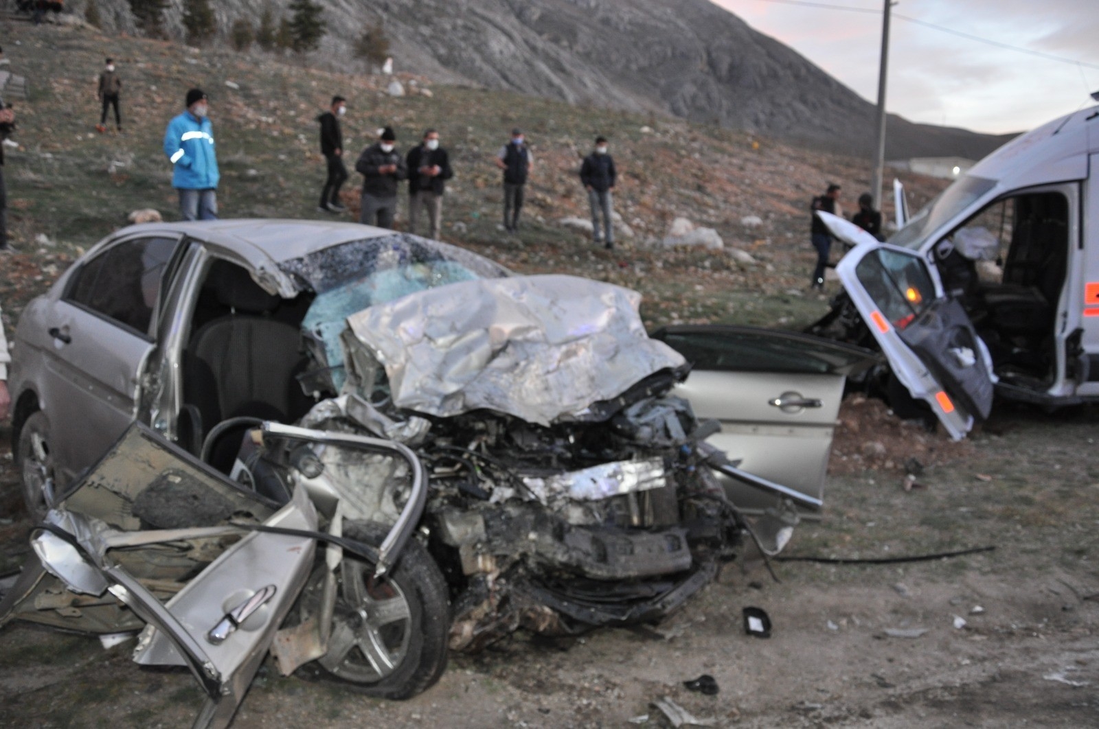 Karşı şeride geçen otomobil ile ambulans kafa kafaya çarpıştı: 3 ölü, 3 yaralı