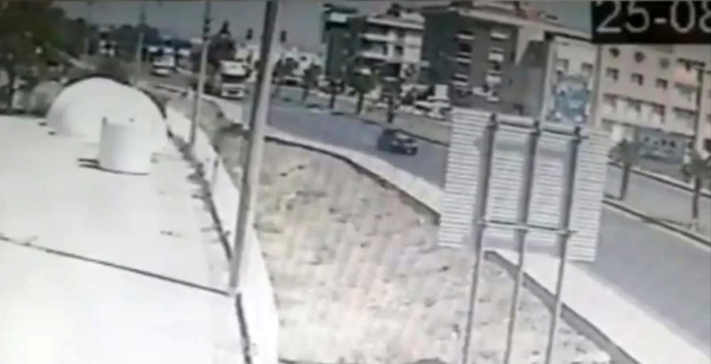 Karşıdan karşıya geçerken otomobil çarptı: Korkunç kaza kamerada