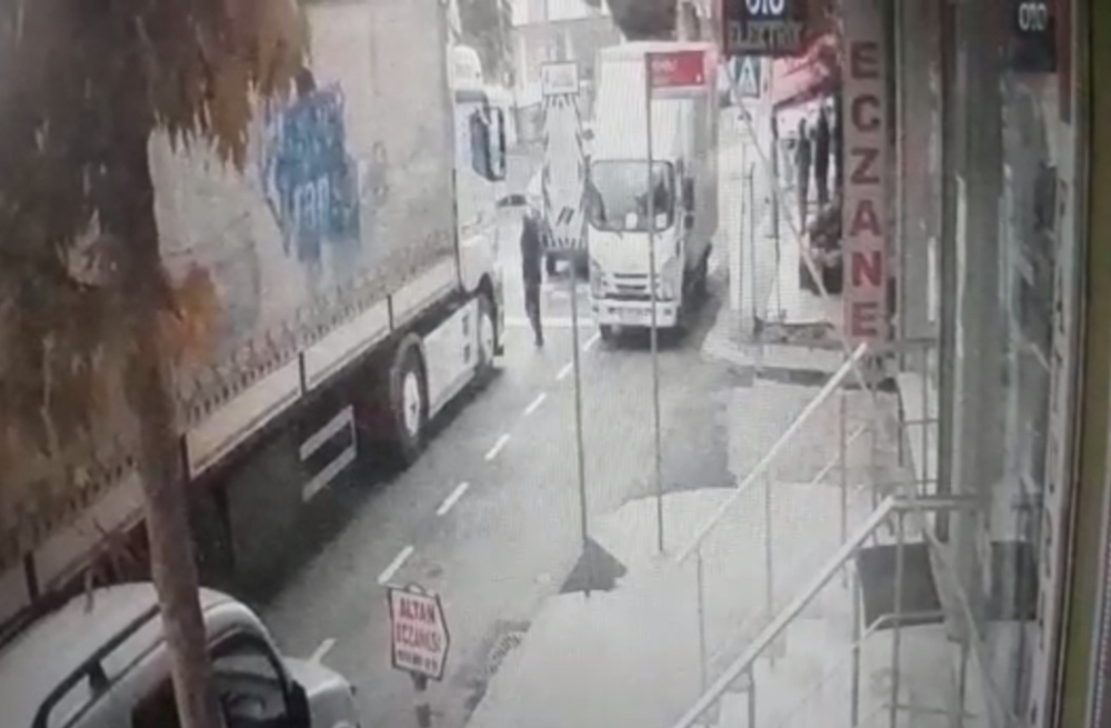 Karşıdan karşıya geçmek isterken tırın altında kaldı