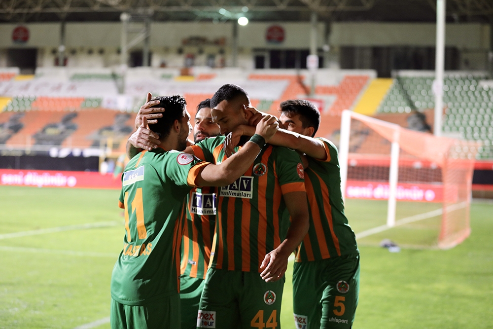 Karşılaşmanın ilk yarı ev sahibi takımının 2-1’lik üstünlüğüyle sona erdi