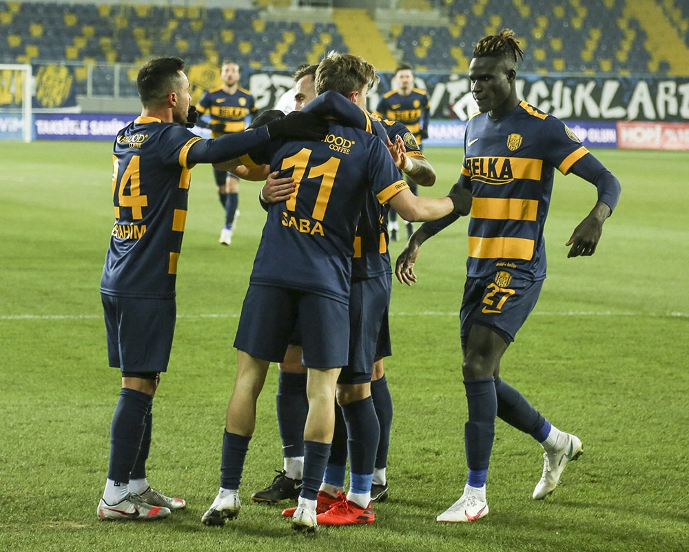 Karşılaşmanın ilk yarısı ev sahibi ekibin 1-0 üstünlüğüyle sona erdi