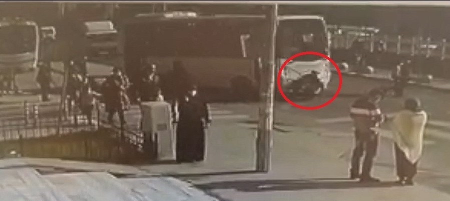 Karşıya geçerken minibüsün altında kaldığı anlar kamerada