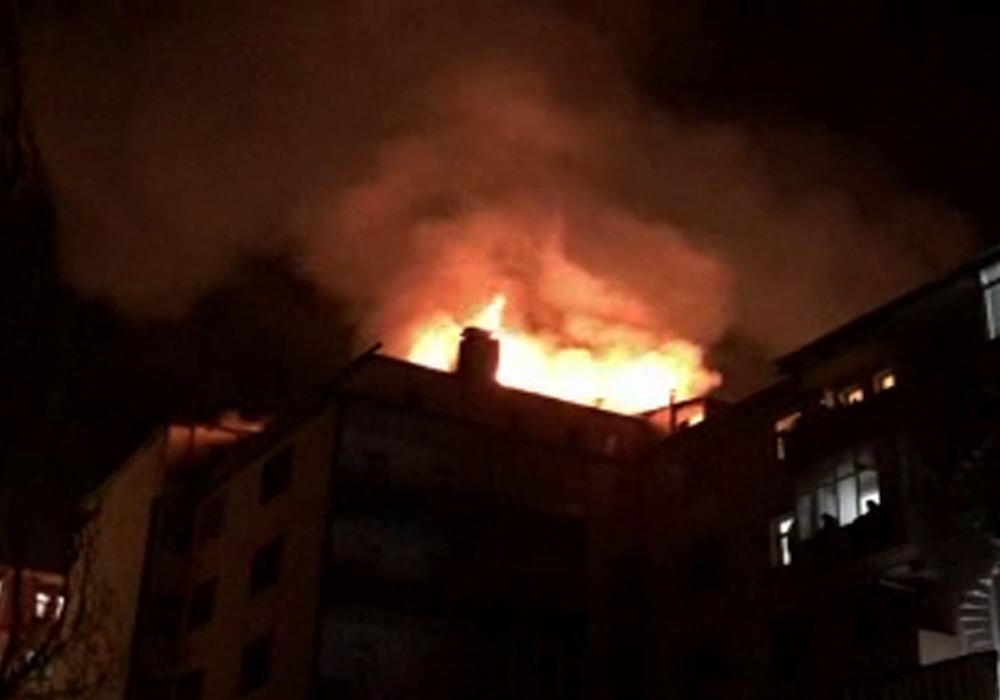 Karsta 4 Katlı Binada Korkutan Yangın